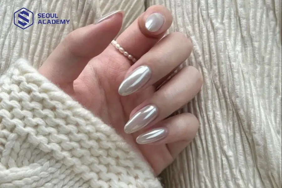 Nail trắng gạo mắt mèo thu hút mọi ánh nhìn với sự lấp lánh đầy mê hoặc