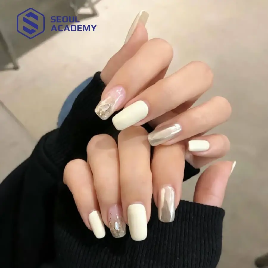 Đơn giản mà vẫn nổi bật với nail trắng gạo ẩn xà cừ, toát lên vẻ đẹp thanh lịch