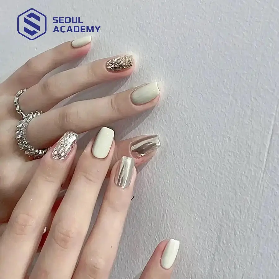 Vẻ đẹp tiềm ẩn với nail trắng gạo ẩn xà cừ, tựa như những viên ngọc trai quý giá