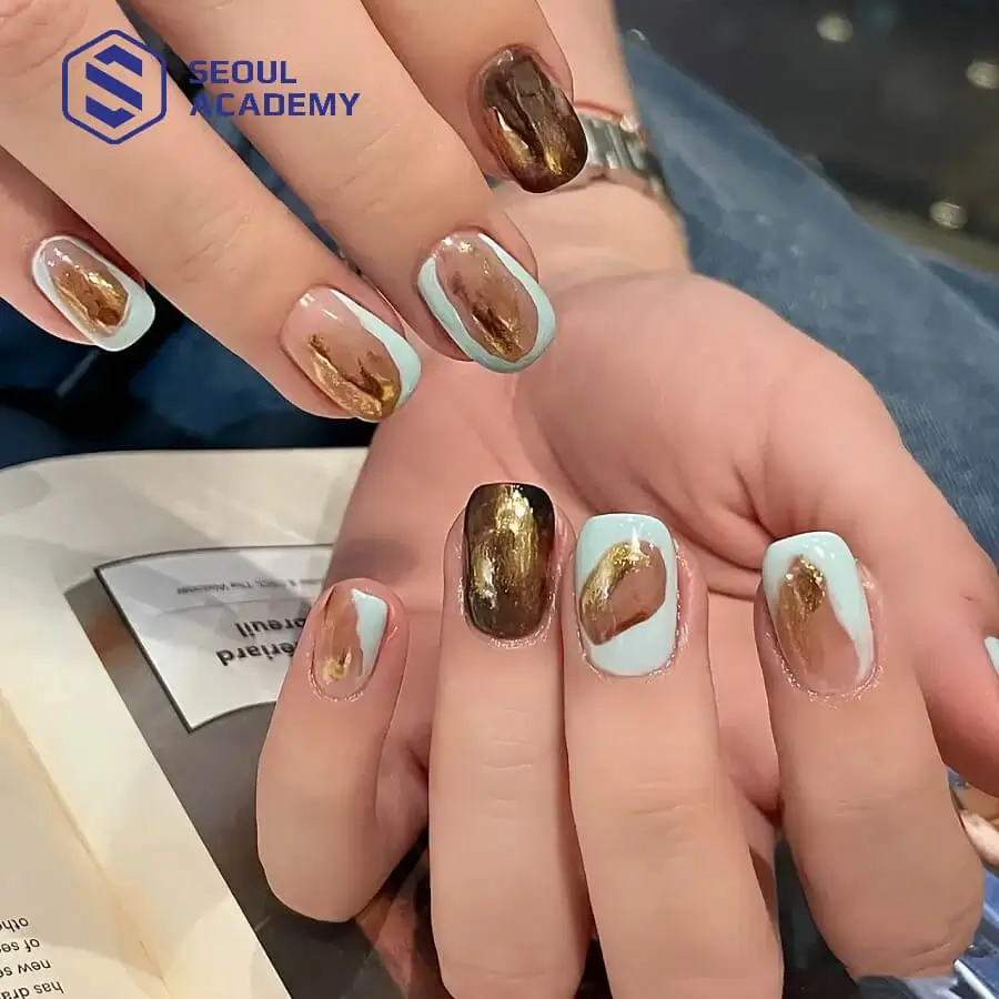 Nổi bần bật với nail trắng gạo đính giấy nhún vàng, thu hút mọi ánh nhìn