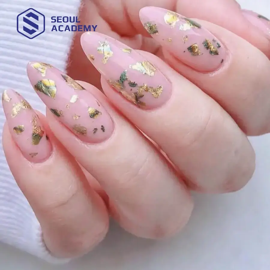 Thể hiện cá tính riêng với mẫu nail trắng gạo đính giấy nhún vàng độc đáo