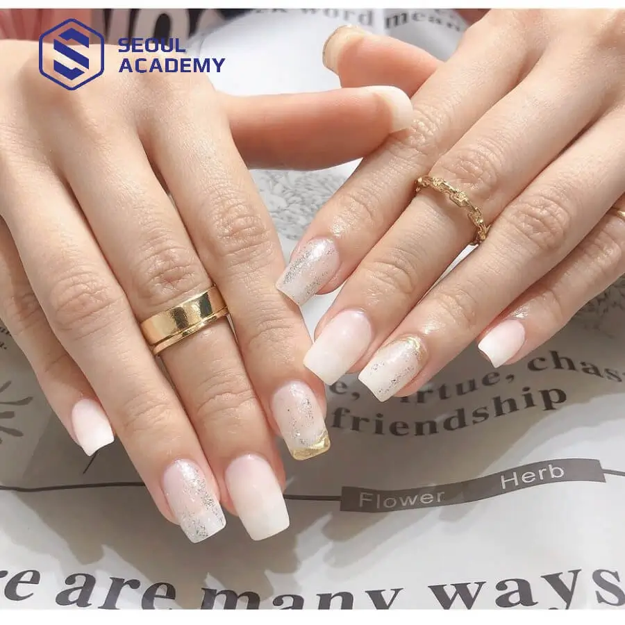 Sự kết hợp hoàn hảo giữa vẻ đẹp dịu dàng nhưng rất cá tính của mẫu nail trắng gạo ombre