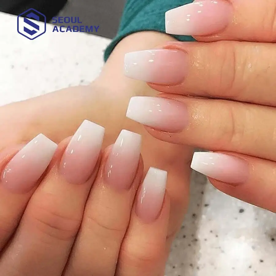 Hiệu ứng chuyển màu mê hoặc của nail ombre màu trắng gạo