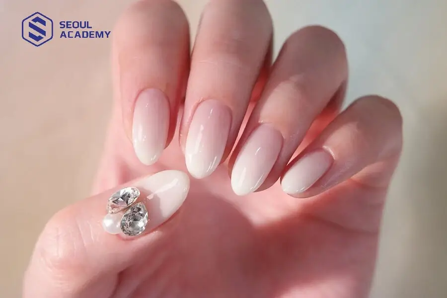 Bling bling tỏa sáng như nữ hoàng với thiết kế nail trắng gạo đính đá