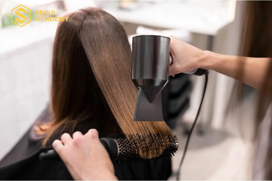 Hành Mộc có một số tính các không thực sự phù hợp với nghề cắt tóc