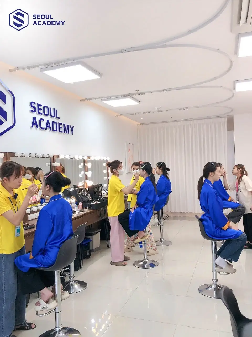 Công việc makeup mang lại mức thu nhập khủng cho nữ