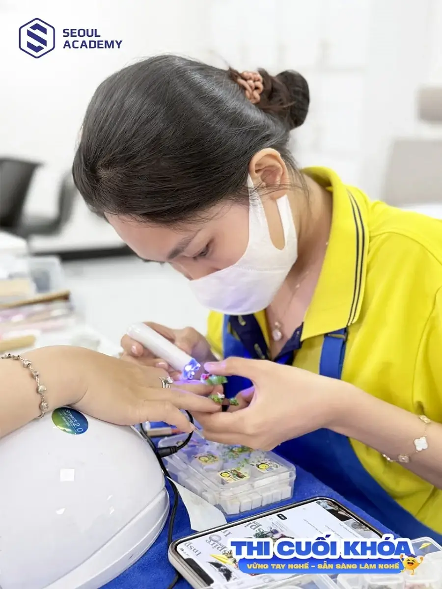 Thợ nail có nhiều nguy cơ ảnh hướng hóa chất trong quá trình làm nghề