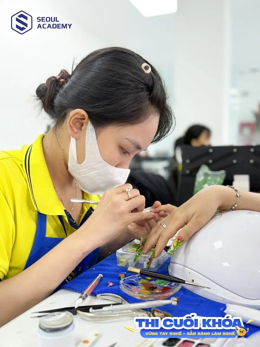 Muốn gắn bó lâu dài với nghề, thợ nail cần có các biện pháp bảo vệ sức khỏe trong quá trình làm nghề
