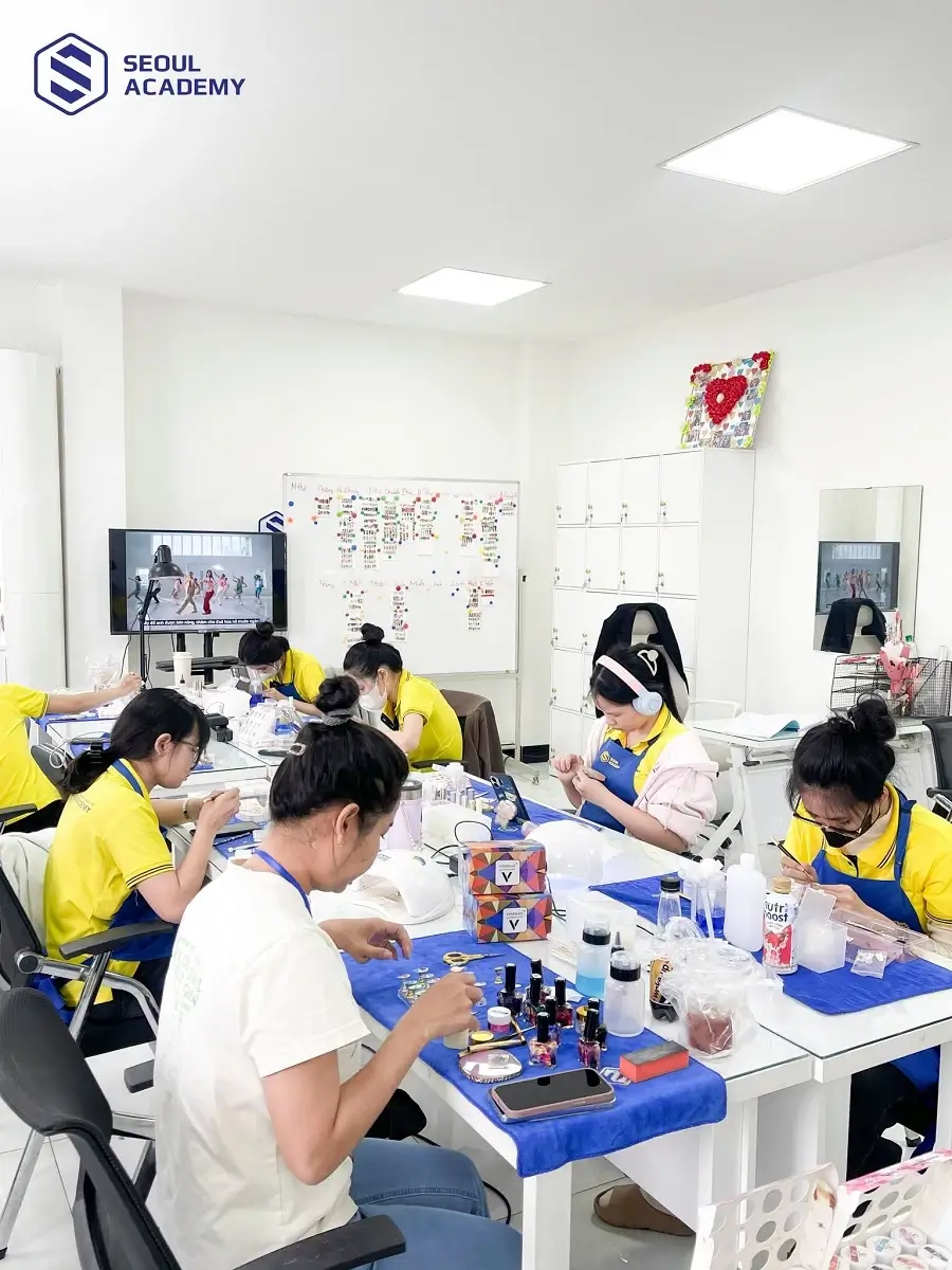 Thợ nail cần có tác phong chuyên nghiệp trong quá trình làm việc