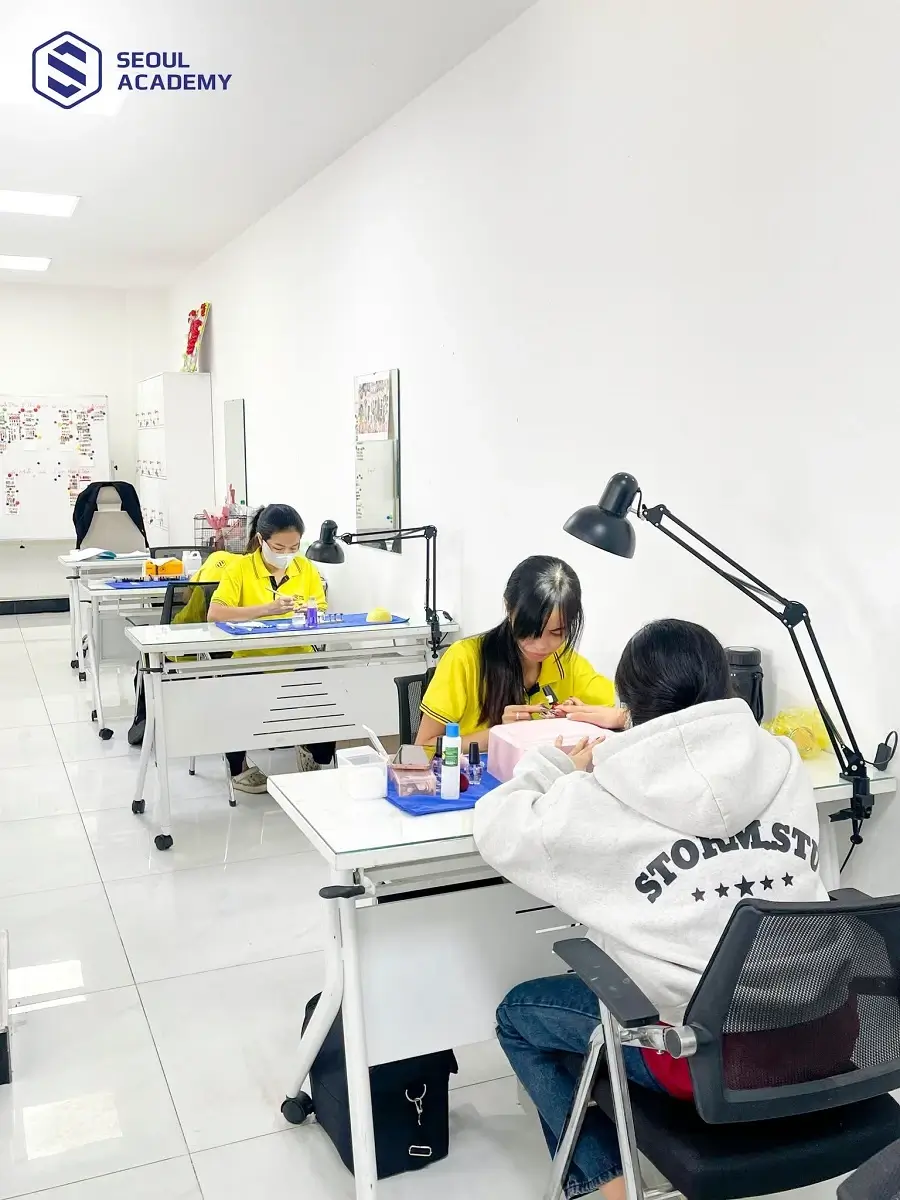 Xu hướng nghề nail không bao giờ ngừng lại nên đòi hỏi thợ nail phải thường xuyên cập nhật các xu hướng mới để đáp ứng nhu cầu làm đẹp của khách hàng
