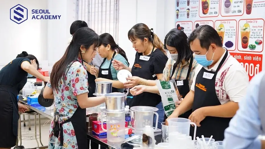 Nấu ăn cũng là lựa chọn rất phù hợp với nữ giới khi nghỉ học sớm