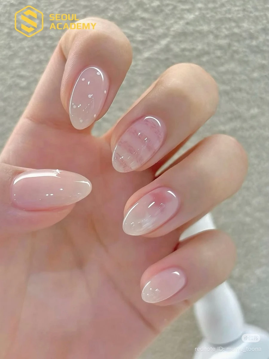 Form móng hình oval giúp đôi bàn tay thanh lịch, nữ tính hơn