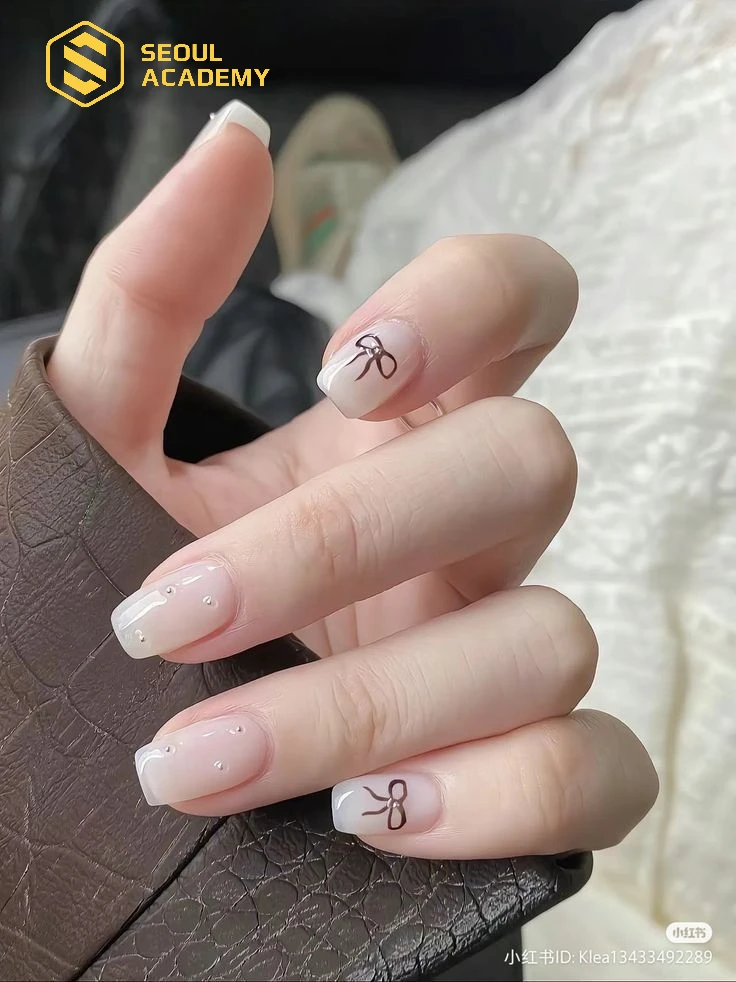 Form móng vuông bầu giúp tổng thể đôi bàn tay trẻ trung năng động hơn
