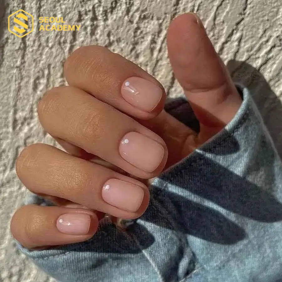 Sơn móng màu nude giúp làm sáng da tay, tạo hiệu ứng đôi tay thon gọn và nuột nà hơn