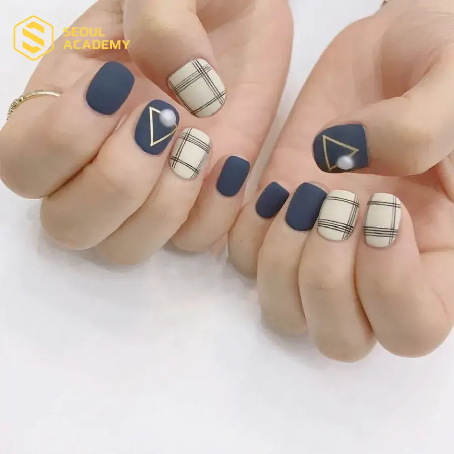 Kẻ sọc ngang tạo cảm giác móng đầy đặn hơn