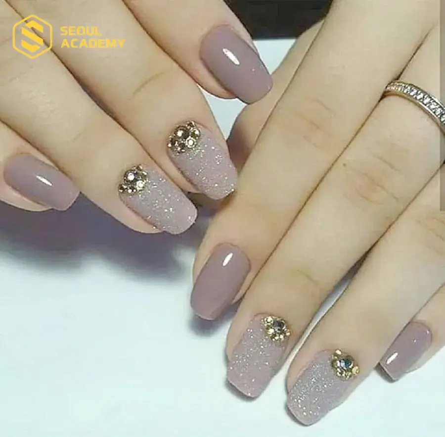 Đính đá ở gốc móng rất phù hợp cho móng ngắn