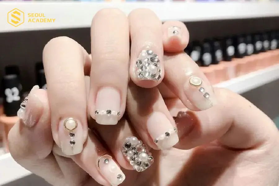 Đính đá kết hợp cùng các họa tiết 3D tạo vẻ đẹp sôi động cho móng ngắn