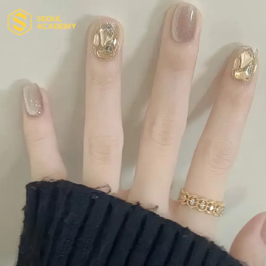 Nail mắt mèo đính đá kết hợp giúp tăng thêm phần sang trọng cho thiết kế móng