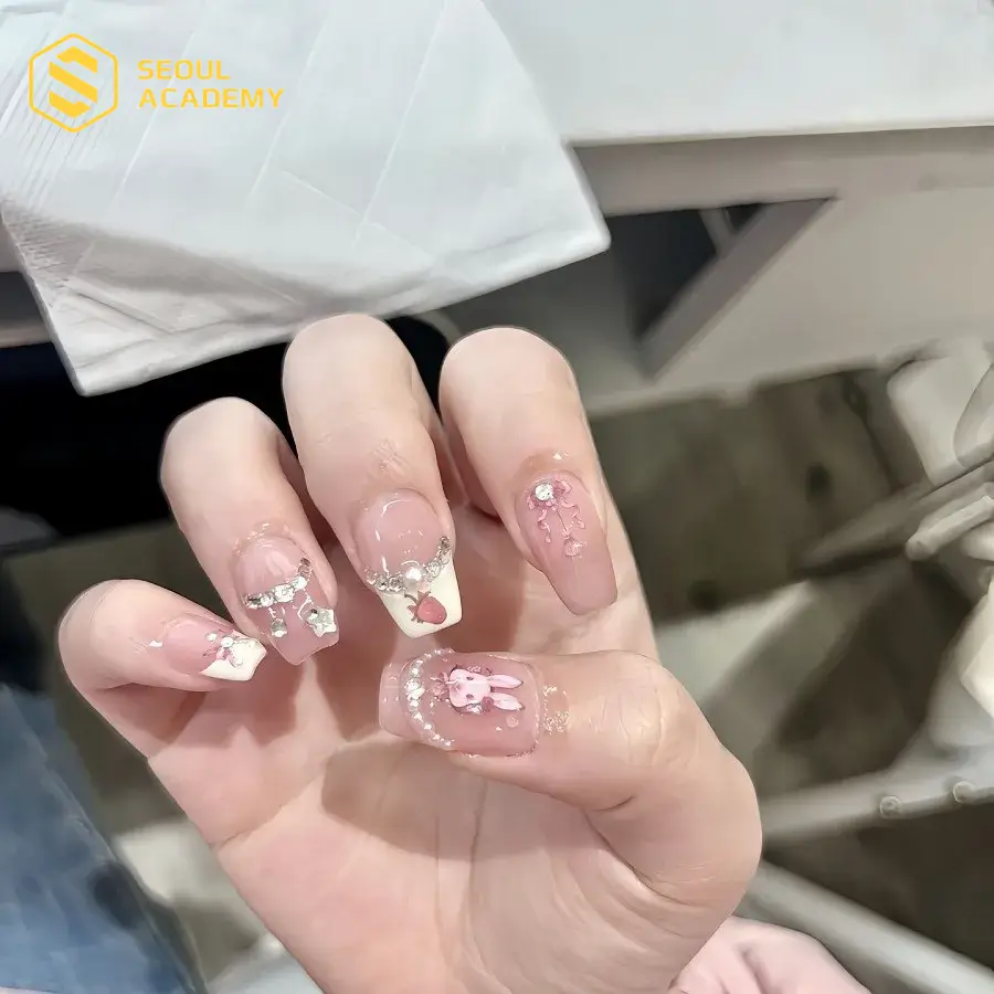 Mẫu sơn móng họa tiết nhí nhỏ xinh trên nền sơn móng màu pastel mang đến vẻ đẹp dịu dàng, nữ tính