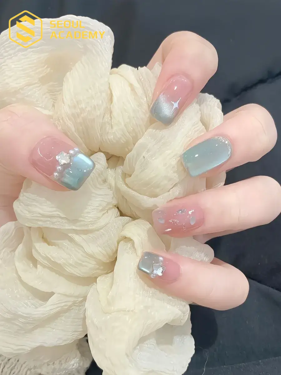 Có thể kết hợp đính ngọc trai nhỏ nhắn tạo điểm nhấn sang trọng, nữ tính