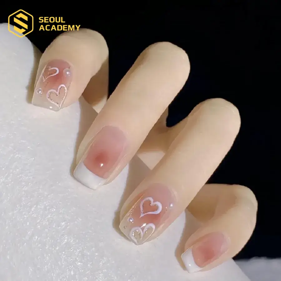 Chỉ với một vài hình trái tim nhỏ xinh trên nền móng màu trơn mang đến sự đơn giản nhưng cũng vô cùng tinh tế