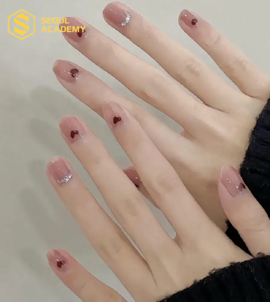 Kết hợp nhiều màu sắc trái tim khác nhau tạo nên bộ nail vừa rực rỡ vừa vui mắt