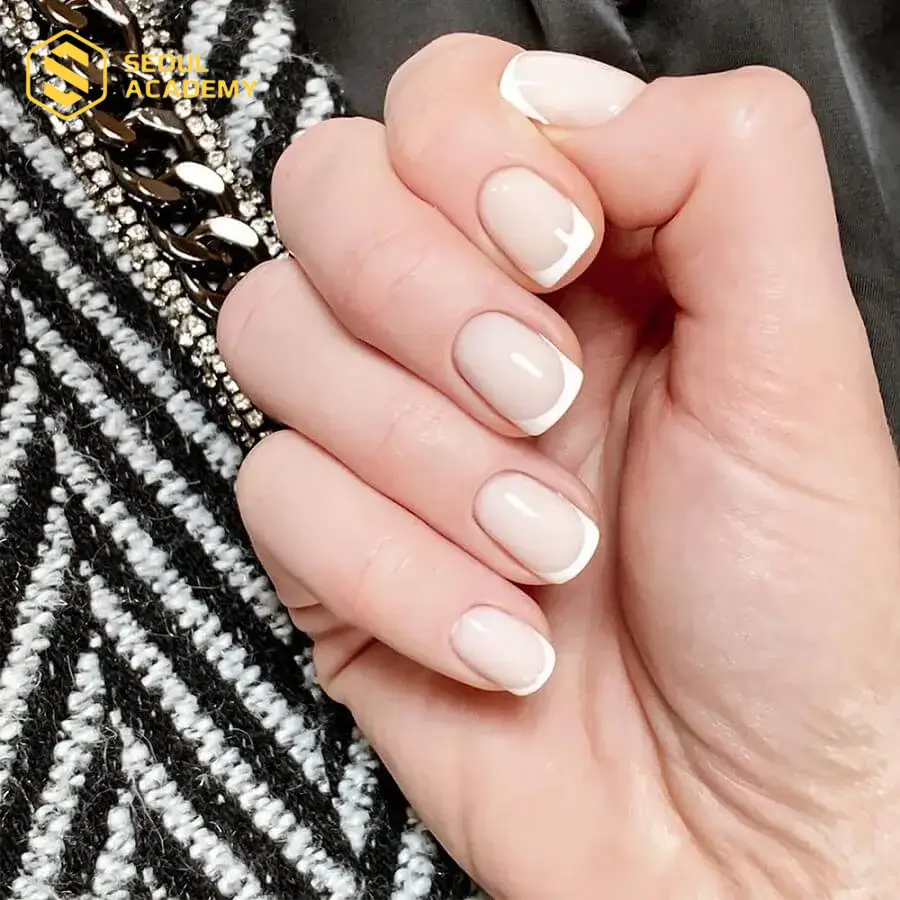 Sơn French kiểu Pháp là mẫu móng thanh lịch, được ưa chuộng bởi vẻ đẹp tự nhiên và tinh tế