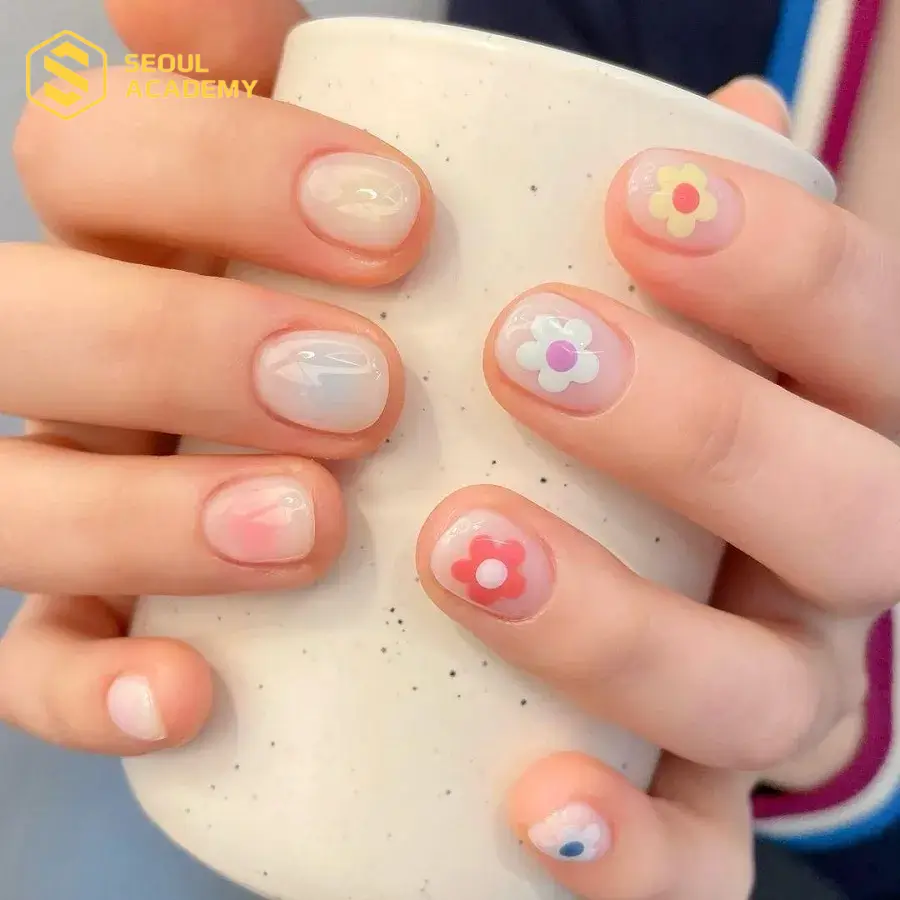 Những đóa hoa nhỏ xinh tạo cảm giác nhẹ nhàng, đáng yêu cho bộ móng