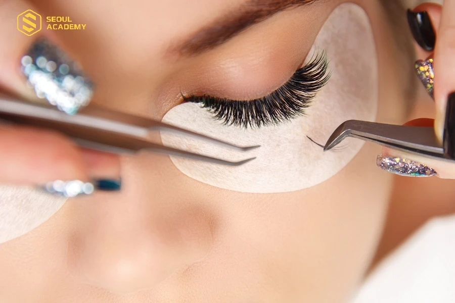 Nối mi sinh học cần được thực hiện đúng quy trình để đảm bảo an toàn và hiệu quả thẩm mỹ