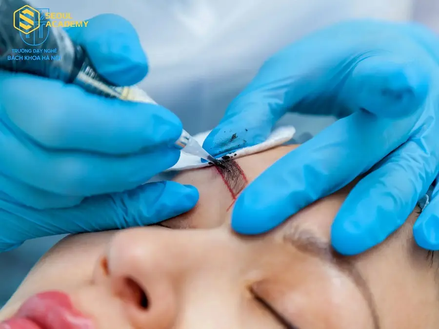Quy trình vệ sinh dụng cụ phun xăm cũng là yếu tố quan trọng cần đảm bảo trong phun xăm