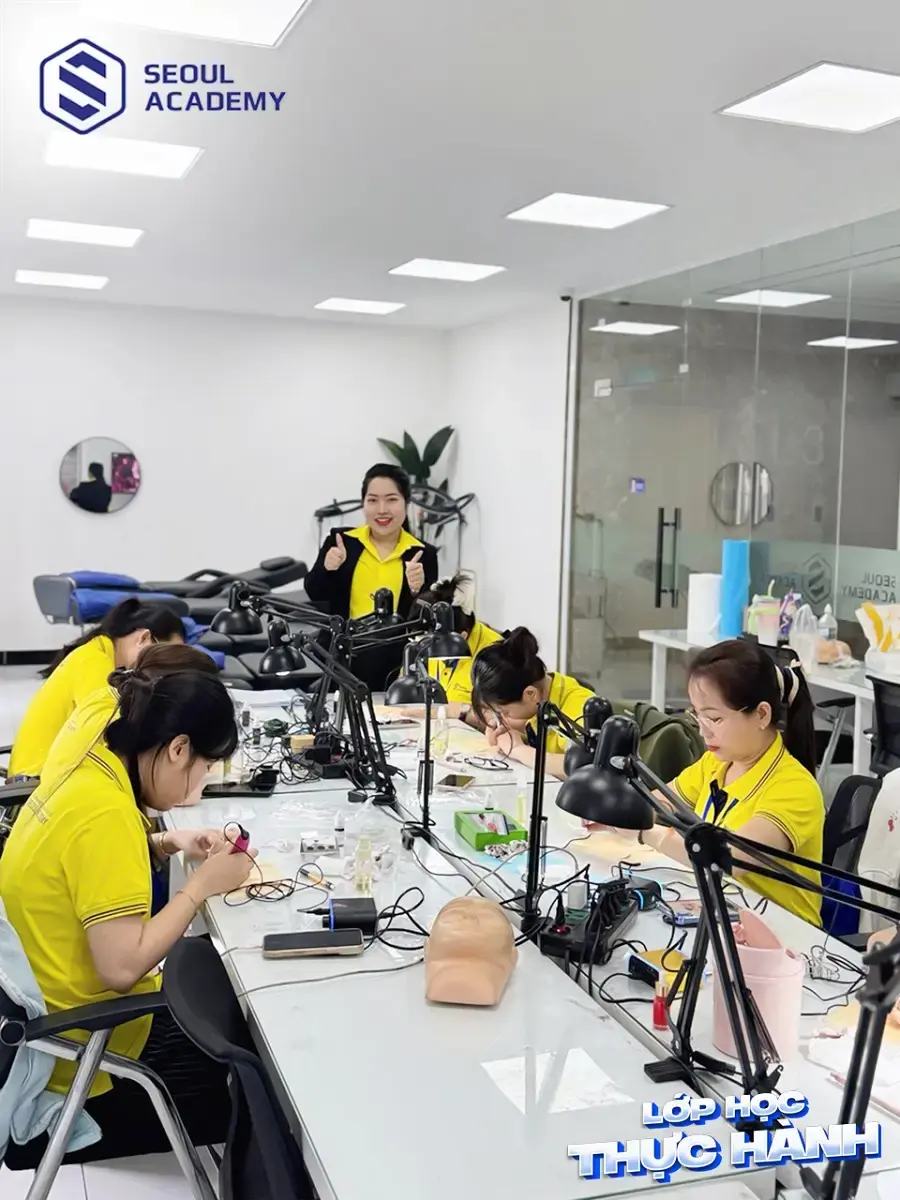 Học viên thực hành trên mẫu thật dưới sự hướng dẫn trực tiếp của giảng viên