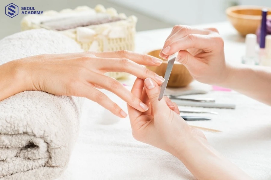 Giải đáp thợ nail làm việc không giấy phép có bị phạt không