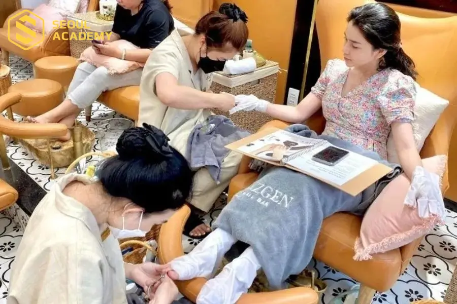 Hazgen Nail Bar không chỉ cho bạn bộ nail đẹp mà còn là nơi để thư giãn sau những ngày làm việc căng thẳng