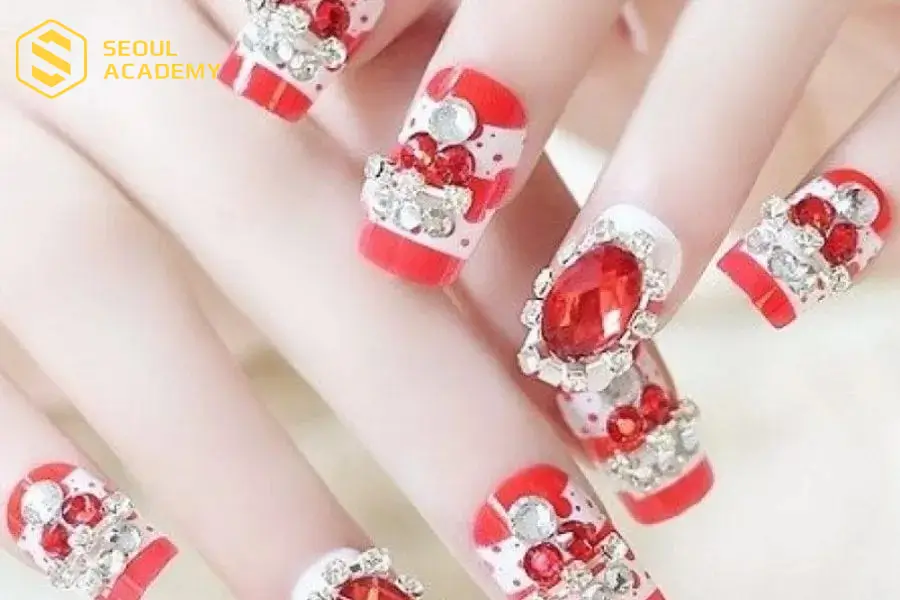 Điểm mạnh của MiTy Nail chính là các mẫu nail đính đá và pha lê rất tinh tế, đầy phong cách và sang trọng