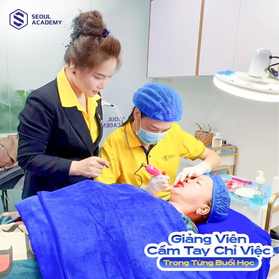 Học viên được giảng viên hướng dẫn trực tiếp để hoàn thiện thao tác và kỹ thuật phun xăm