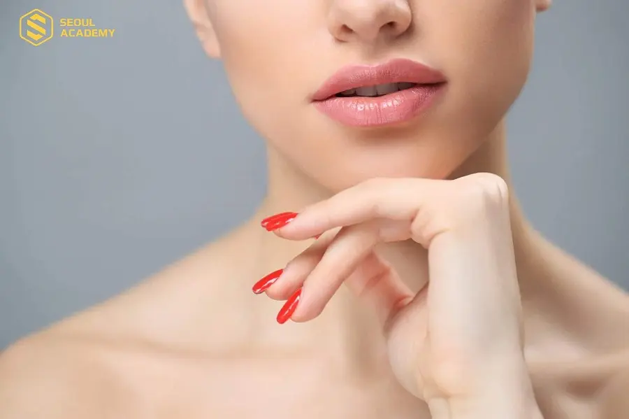 35 tuổi nên lựa chọn màu môi có độ tươi vừa phải và có pha chút sắc trầm ấm là phù hợp