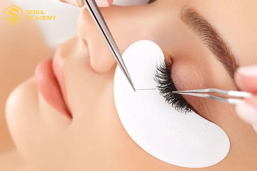 Nhíp nối mi là dụng cụ quan trọng nên cần được bảo quản và vệ sinh