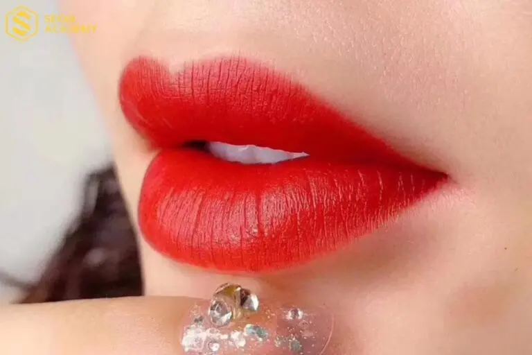 Bôi kích màu sau phun môi giúp cho môi lên màu đẹp và bền hơn