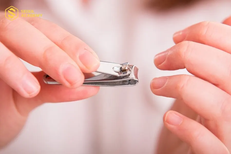 Cắt gọn móng tay giúp hạn chế thói quen cắn móng