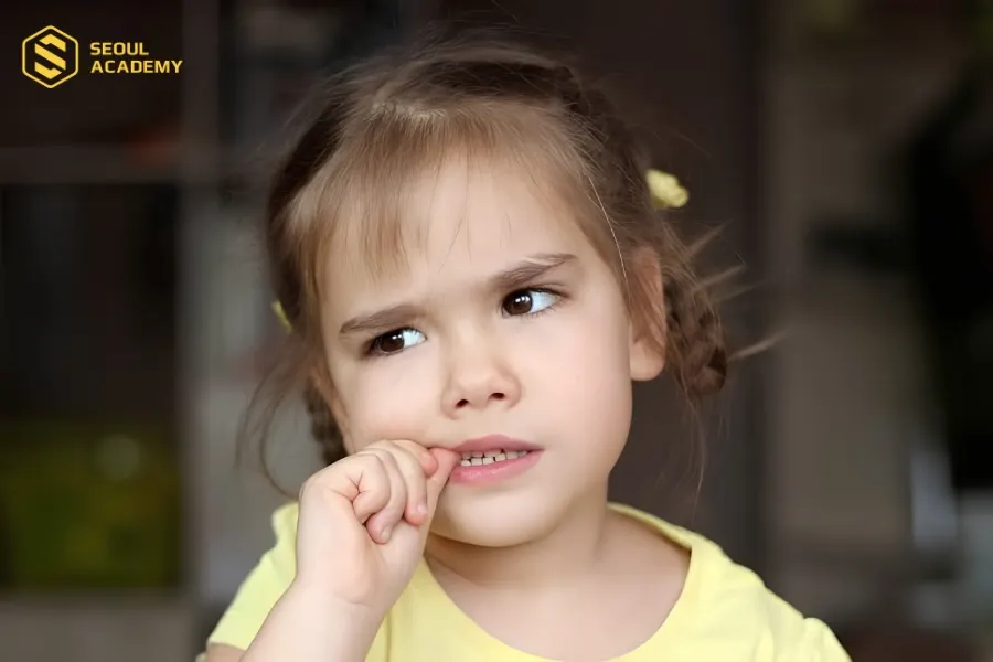 Thói quen cắn móng tay thường xảy ra với trẻ em