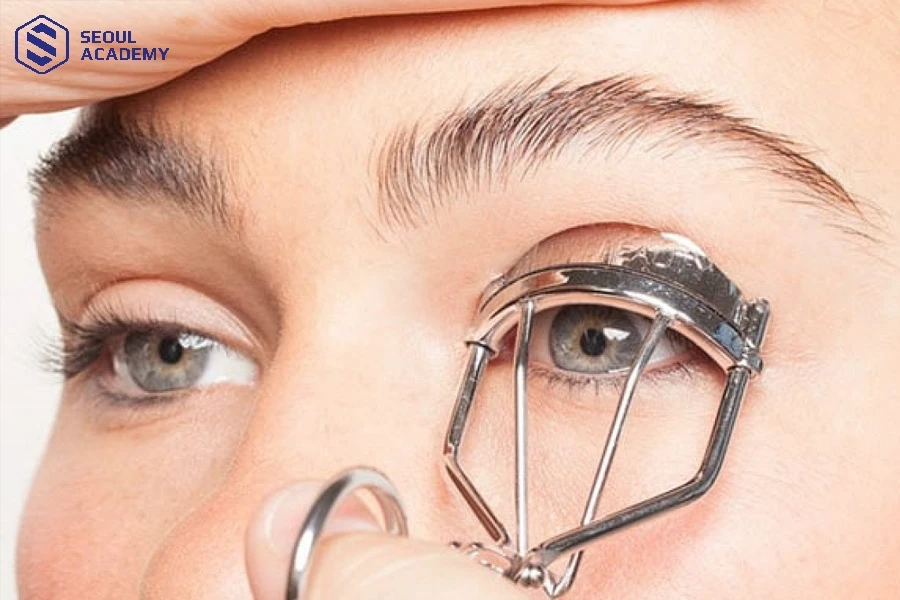 Thực hiện bấm mi trước khi chải mascara để giúp mi cong hơn