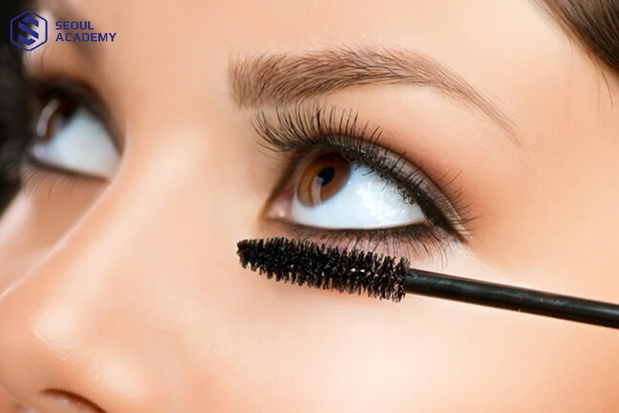 Chải mi dưới một cách dứt khoát