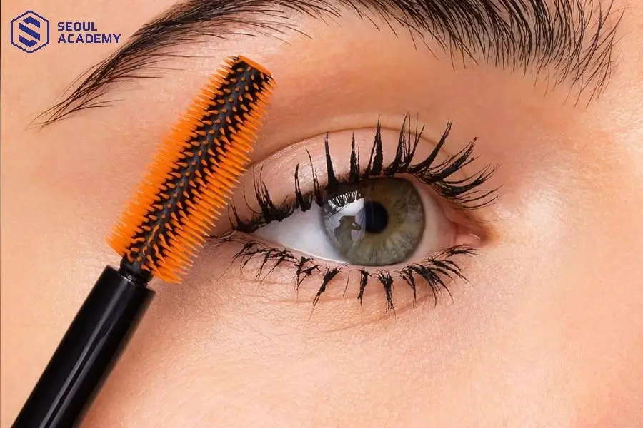 Sử dụng sản phẩm mascara chống trôi và không thấm nước để hạn chế tình trạng mascara bị trôi nhanh