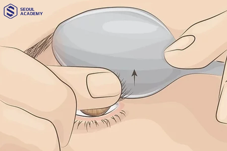 Sử dụng muỗng có nhiệt giúp mi cong mà không cần kẹp mi
