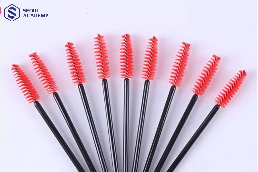 Mi bị vón cục bạn có thể dùng chải mi chuốt bớt mascara để mi tơi hơn
