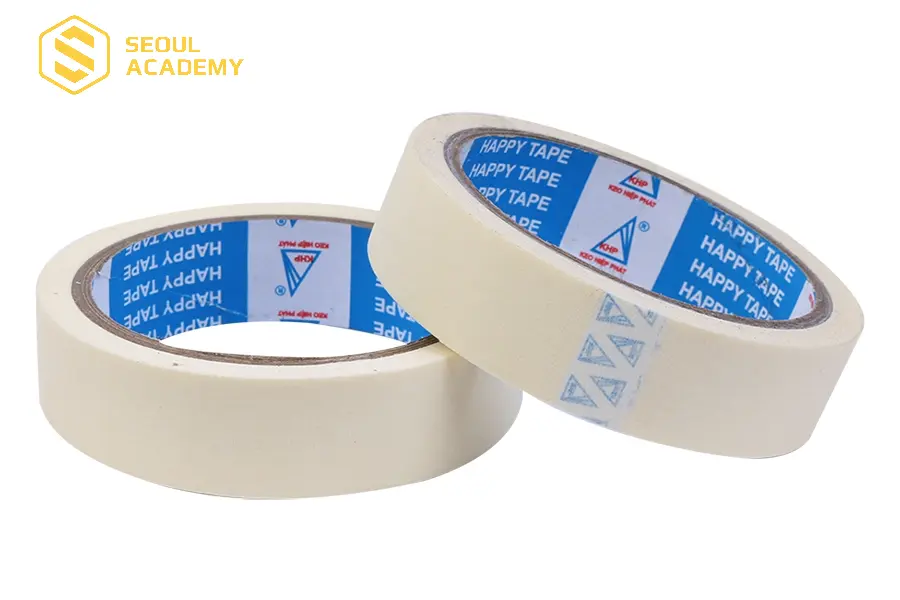 Sử dụng thêm băng keo giấy để cố định giấy trong lúc thực hiện làm phẳng bằng phương pháp ẩm sẽ tăng hiệu quả cao hơn