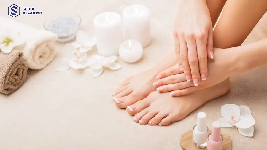 Làm sạch và dưỡng móng làm dịu da và cung cấp độ ẩm cho móng