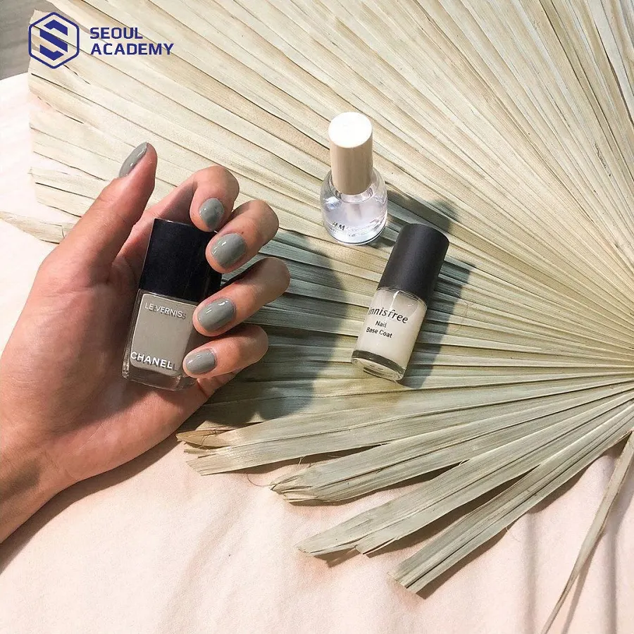 Sơn base coat vè lên màu nền trước khi vẽ gel nổi
