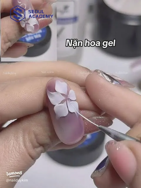 Thao tác vẽ gel nail cần nhẹ nhàng và tỉ mỉ từng chi tiết