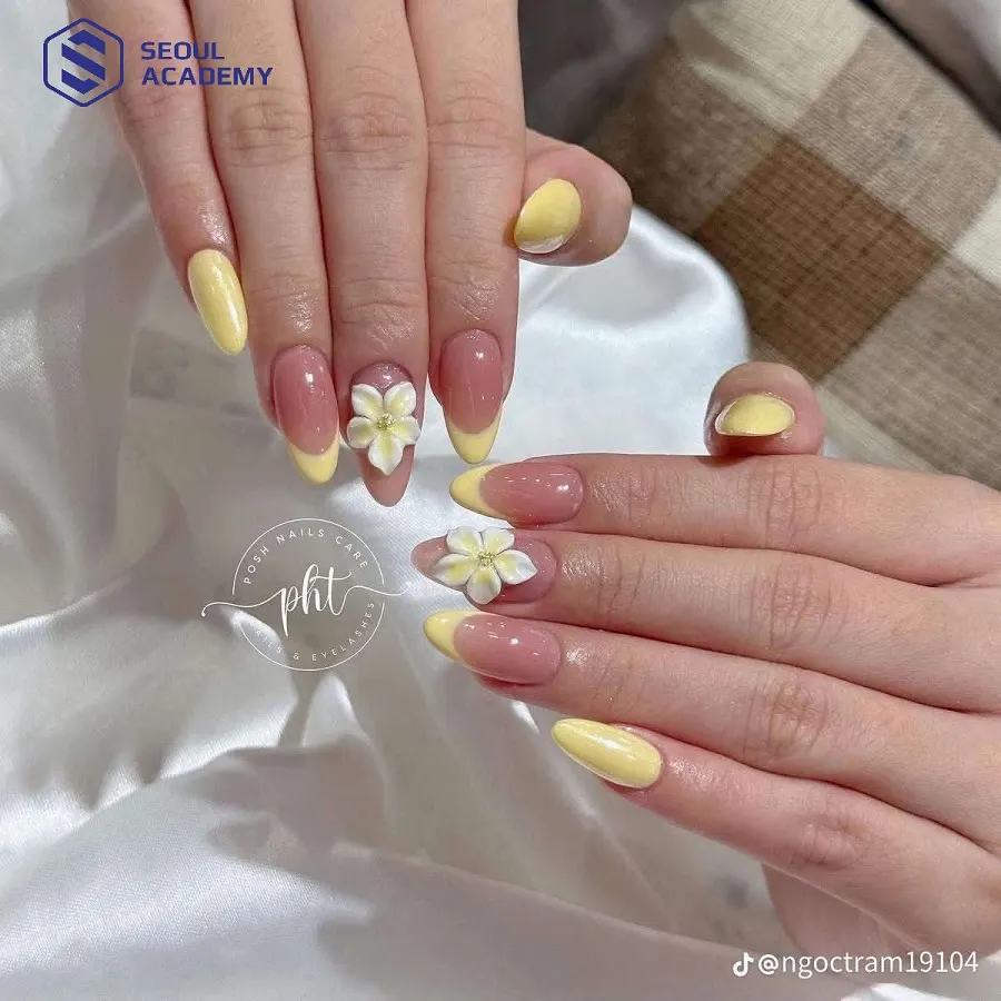 Khóa lại form bằng top coat khi hoàn thiện thiết kế nail